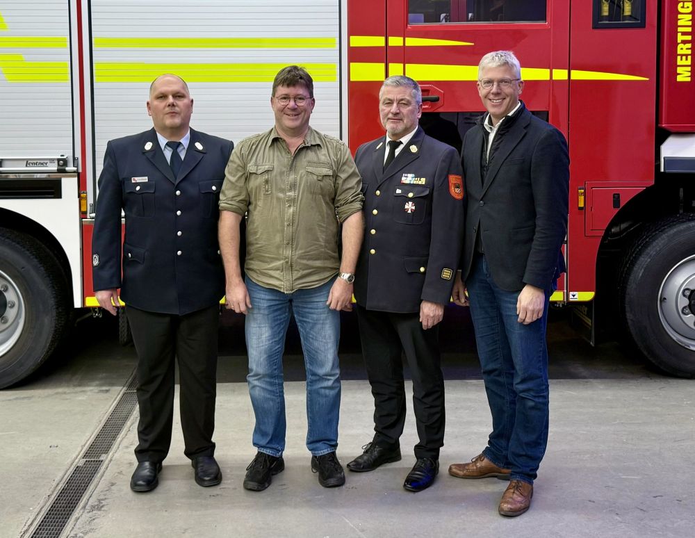 Ehrung für 40 Jahre aktiven Dienst. Von links: 1. Kdt. V. Großmann, Reinhard Willner, KBI J. Scheerer und Bürgermeister Veit Meggle